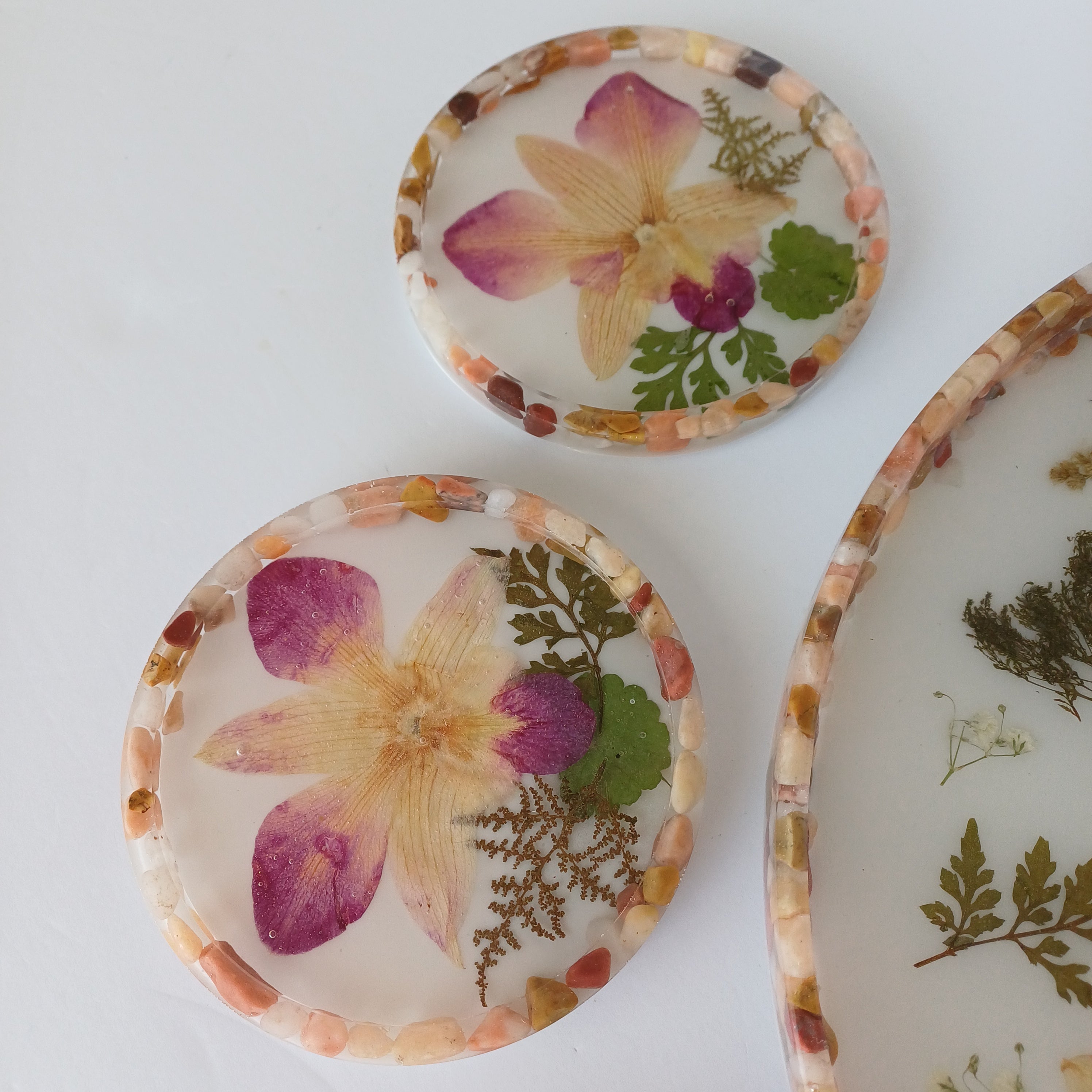 12 in Serving Tray with 4 matching  Coasters, real flower and leaves