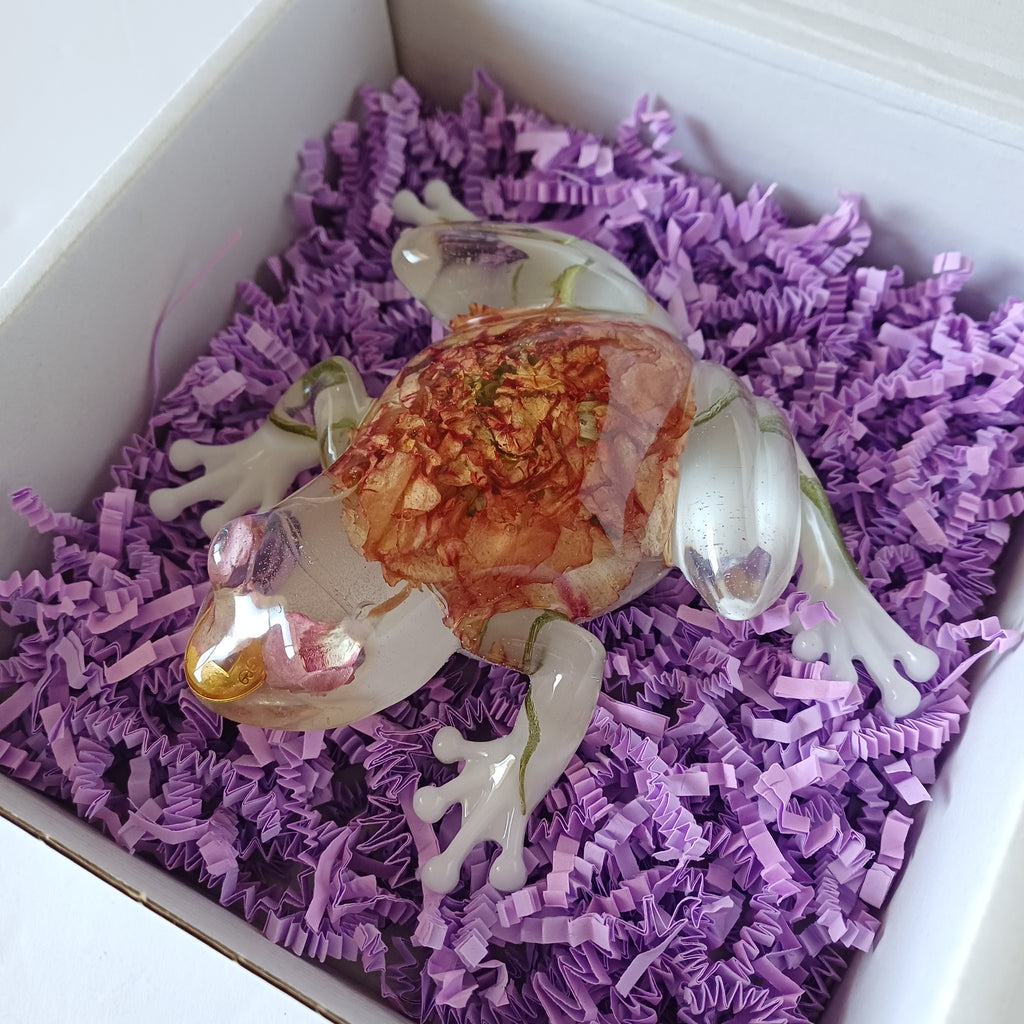 Lucky Coin Frog Resin Figurine with Real Flowers