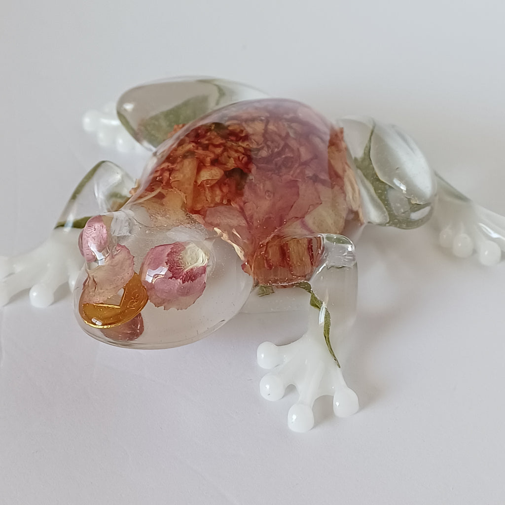 Lucky Coin Frog Resin Figurine with Real Flowers