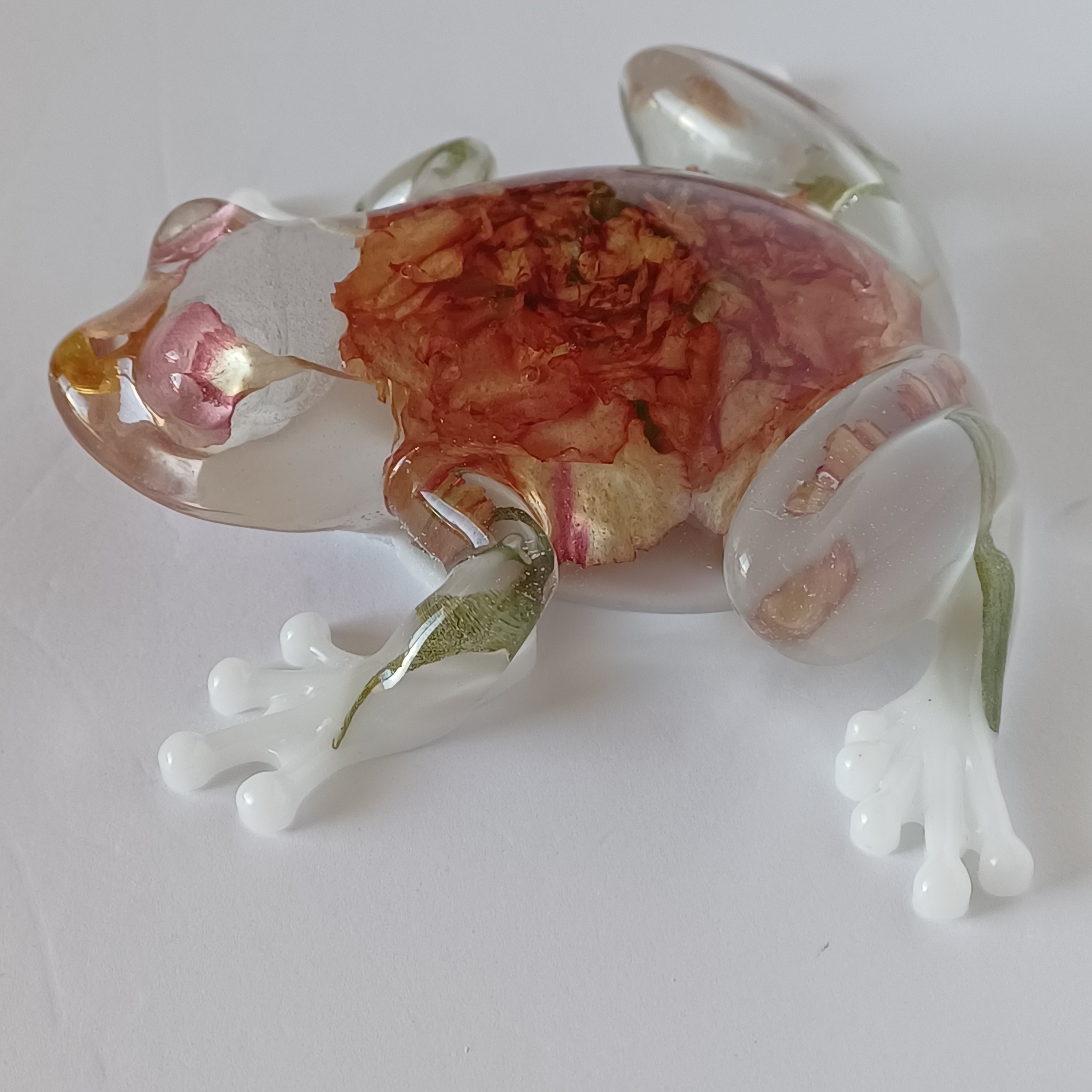 Lucky Coin Frog Resin Figurine with Real Flowers