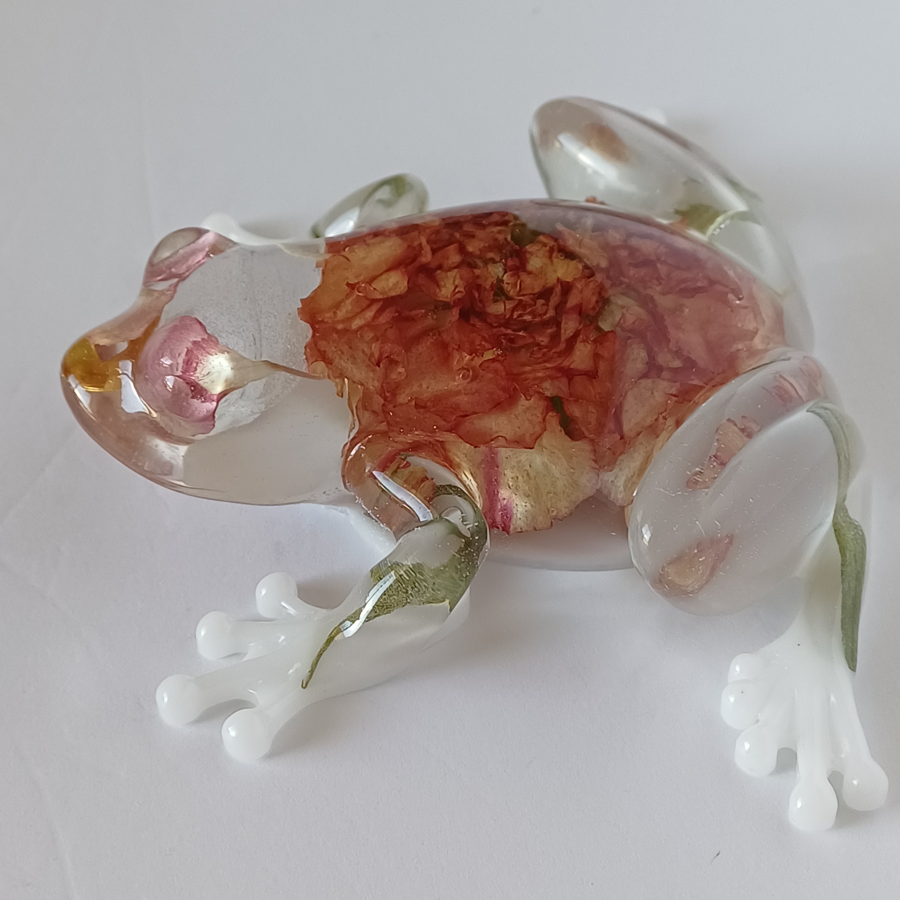 Lucky Coin Frog Resin Figurine with Real Flowers