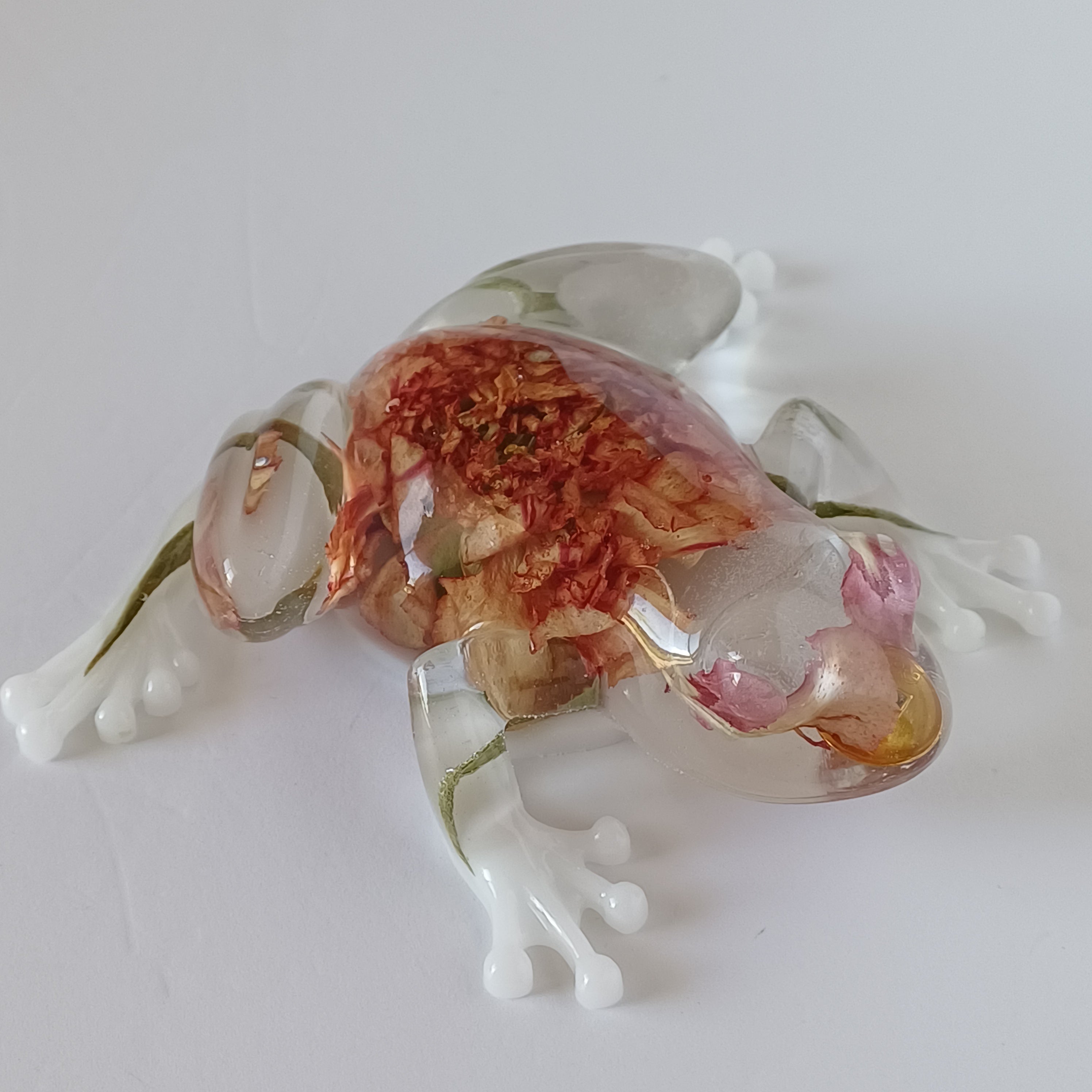 Lucky Coin Frog Resin Figurine with Real Flowers