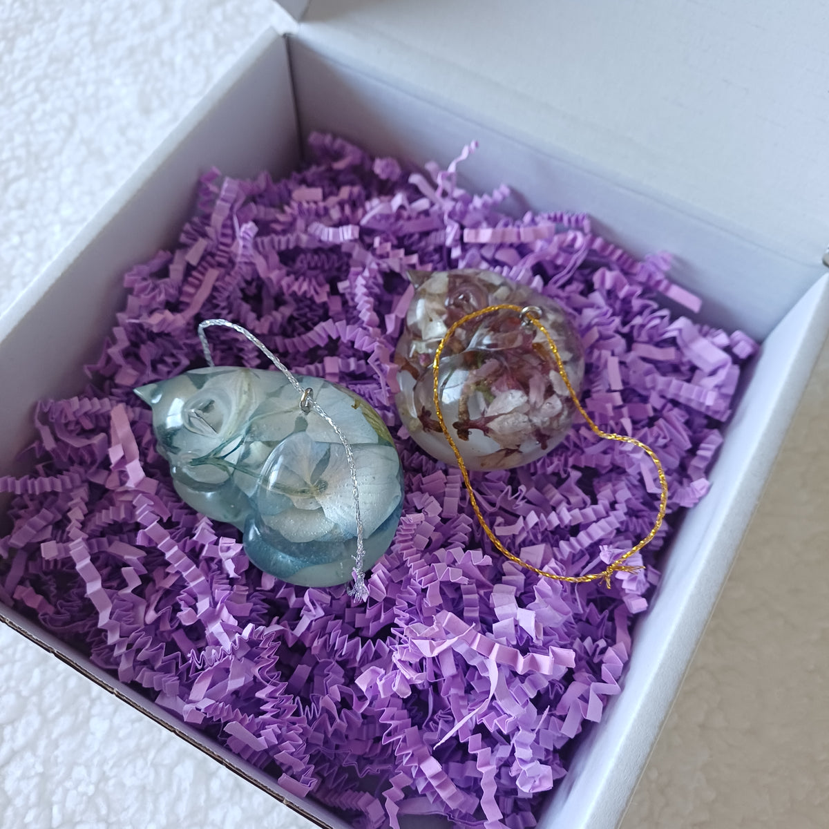 Christmas ornament - handmade resin pet figurine with real pressed flowers, gift box packaging