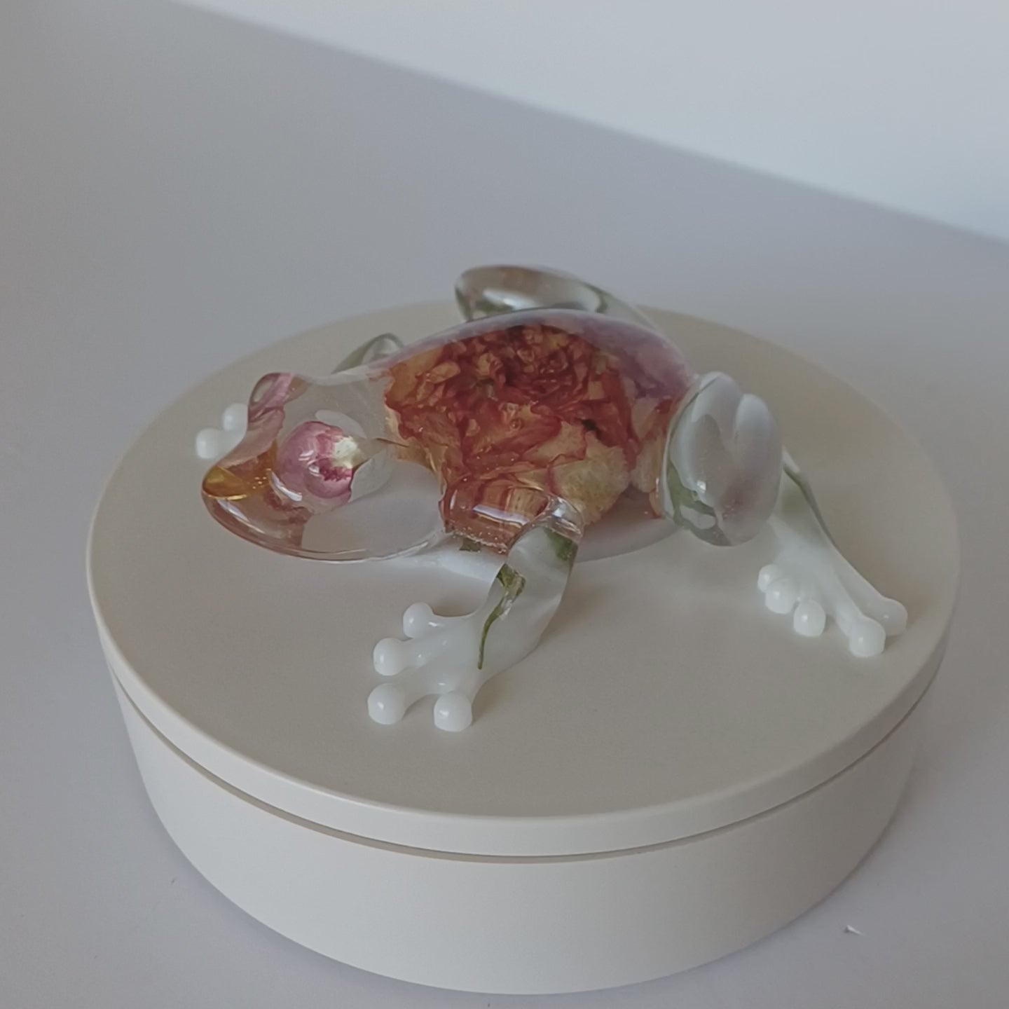 Lucky Coin Frog Resin Figurine with Real Flowers